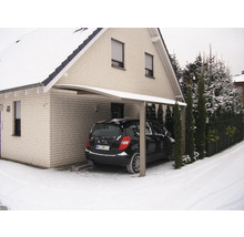 Abri de voiture à la maison en hiver avec de la neige