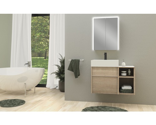 Salle de bains moderne avec baignoire îlot, meuble sous-lavabo et armoire de toilette éclairée