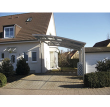 Maison avec abri de voiture en métal