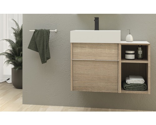 Salle de bain moderne avec lavabo, serviette et décoration