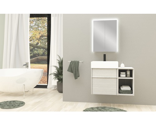 Salle de bain moderne avec baignoire, meuble-lavabo et armoire de toilette