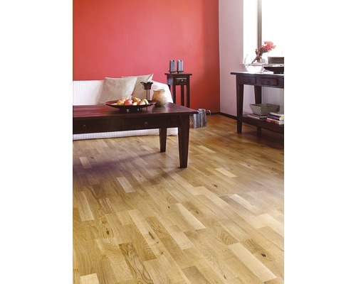 Wohnzimmer mit Holzboden, Sofa und Tisch