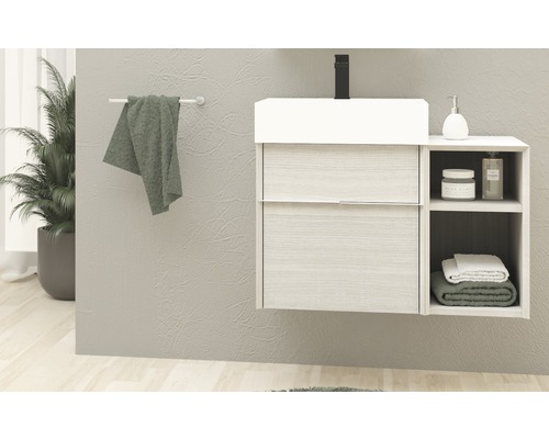 Salle de bains moderne avec meuble-lavabo, serviette et décoration.