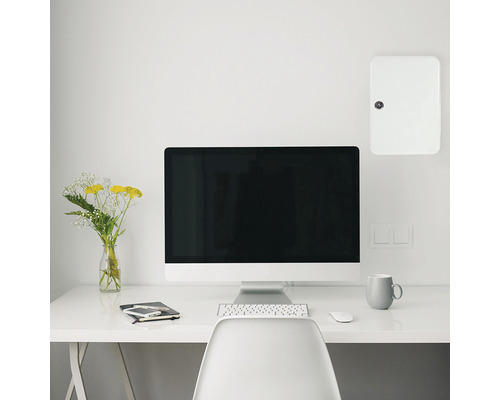 Espace de travail avec ordinateur, bureau et tableau électrique apparent