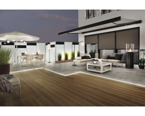 Terrasse avec terrasse en bois, store, paravent, mobilier de terrasse et éclairage