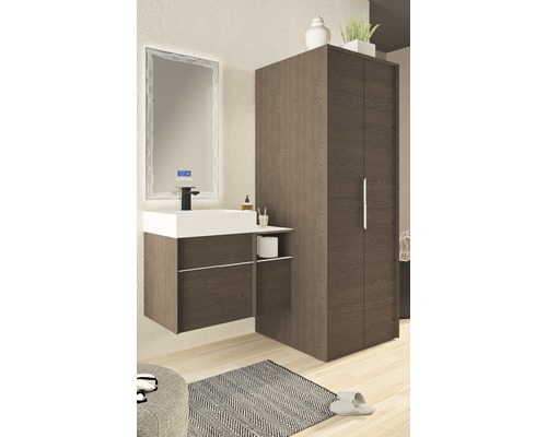 Badezimmer mit Waschtischunterschrank, Spiegelschrank und Hochschrank