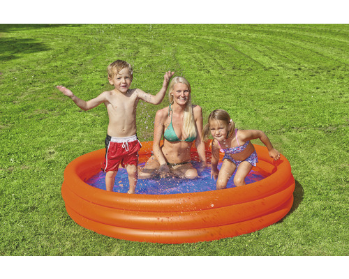 Familie mit Planschbecken im Garten