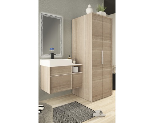 Modernes Badezimmer mit Waschtisch, Spiegel und Hochschrank