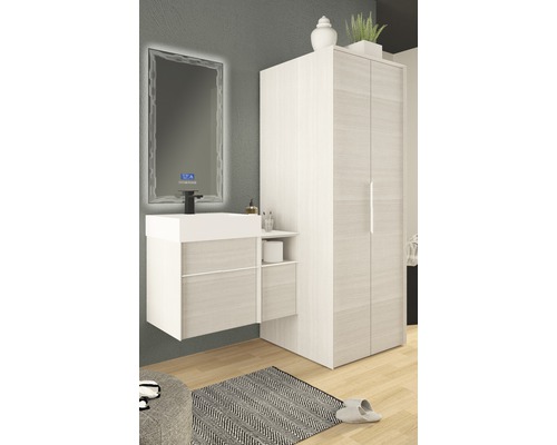 Badezimmer mit Waschbeckenunterschrank, Spiegel und Hochschrank