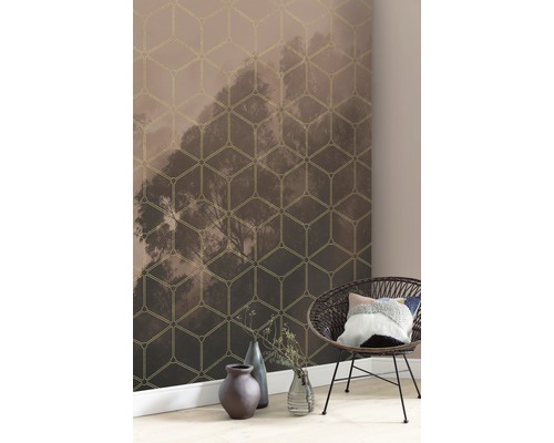 Papier peint avec motif de forêt et motif géométrique dans un intérieur