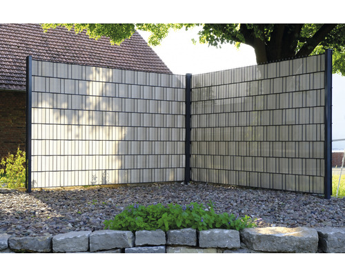 Sichtschutzzaun aus Kunststoff mit Stahlpfosten im Garten