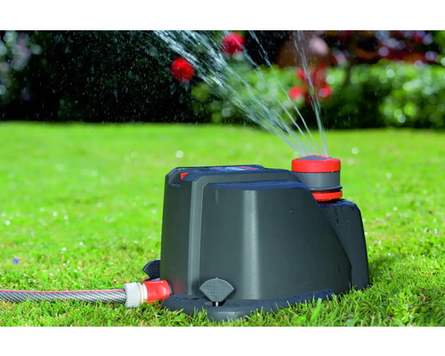 Gartensprenger bei der Bewässerung eines Rasens