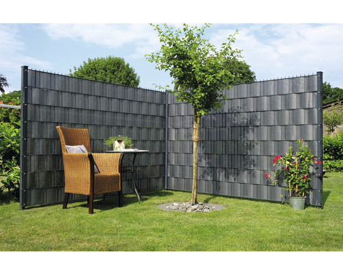 Jardin avec pare-vue, chaise et table sur pelouse