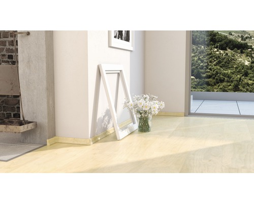 Pièce lumineuse avec plinthes, cadre photo et bouquet de fleurs dans un vase