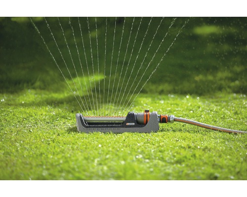 Arroseur de pelouse sur une pelouse avec des jets d''eau