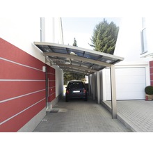 Voiture sous un abri de voiture à côté d''une maison avec garage