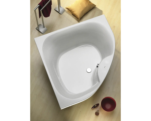 Baignoire d''angle dans une salle de bains avec porte-serviettes et décoration