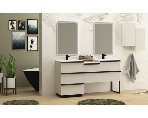 Salle de bain avec meuble-lavabo double, miroirs, baignoire et décoration