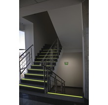 Escalier avec marquages de marches pour une sécurité accrue