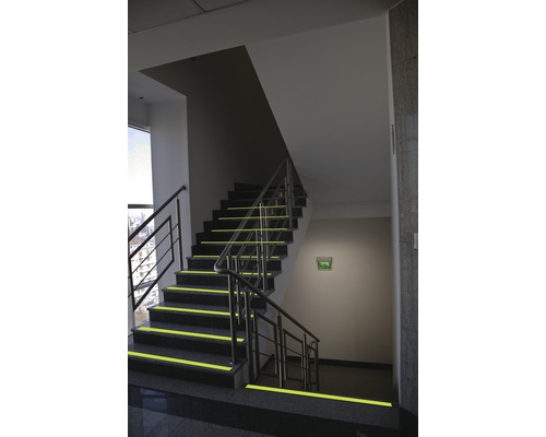 Escalier avec marquages de marches pour une sécurité accrue