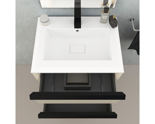 Meuble-lavabo avec système de tiroirs ouverts pour la salle de bain.