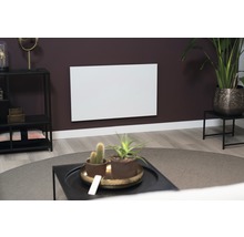 Salon avec panneau chauffant au mur