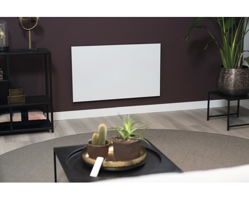 Wohnzimmer mit Heizpaneel an der Wand