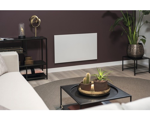 Wohnzimmer mit Wandheizung, Sofa, Tisch und Dekoration