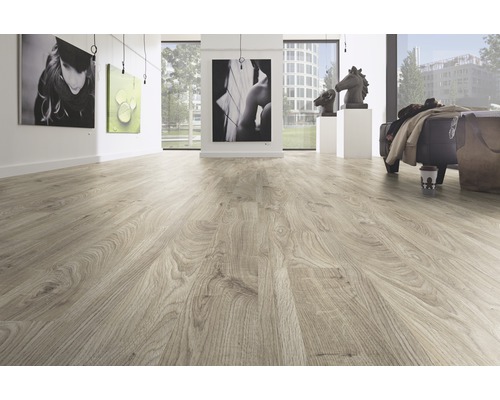 Heller Laminatboden in einem modern eingerichteten Raum.