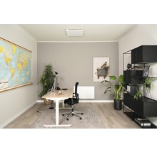 Büro mit höhenverstellbarem Schreibtisch, Heizpaneel und schwarzem Regal