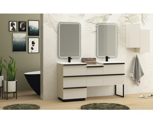 Salle de bains avec meuble-lavabo double, miroirs éclairés et éléments décoratifs