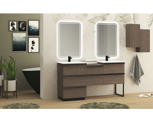 Salle de bains avec meuble sous-lavabo, deux miroirs, armoire suspendue et baignoire