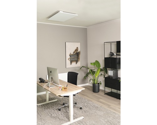Bureau avec chauffage infrarouge au plafond, bureau et étagères pour un environnement de travail agréable.