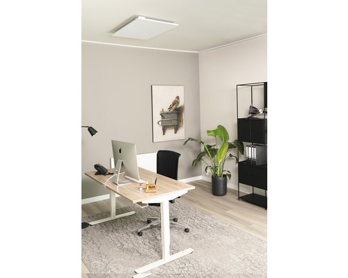 Bureau moderne avec panneau chauffant au plafond, bureau réglable en hauteur et étagère