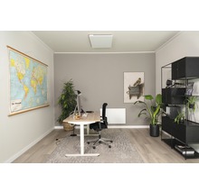 Büro mit Schreibtisch, Bürostuhl, Regal, Weltkarte und Infrarotheizung