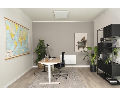 Bureau avec bureau, chaise de bureau, étagère, carte du monde et chauffage infrarouge