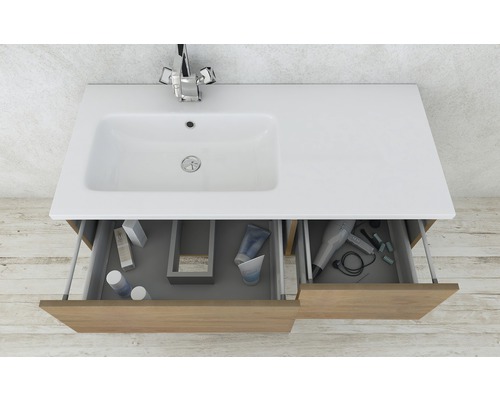 Meuble-lavabo avec tiroirs ouverts et accessoires de salle de bain