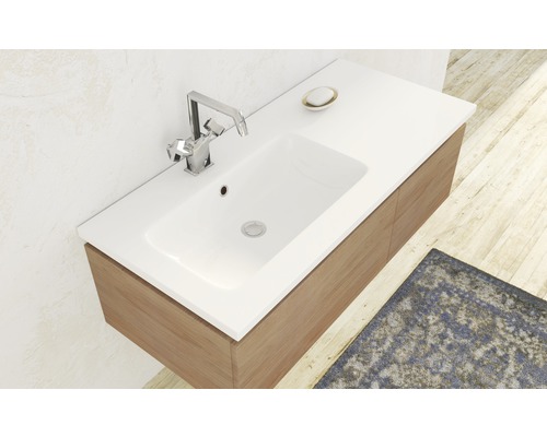 Plan de toilette avec meuble sous-vasque, robinetterie et porte-savon