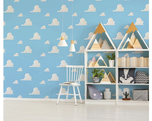 Chambre d''enfant avec papier peint nuages, bibliothèques et chaise