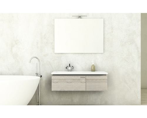 Badezimmer mit Badewanne, Waschtischunterschrank, Waschbecken, Spiegel und Armatur