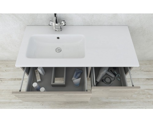 Waschtisch mit geöffneten Schubladen und Badutensilien