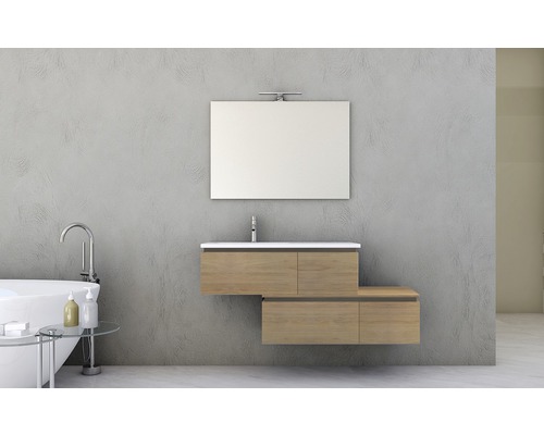 Badezimmer Szene mit einem Waschbeckenunterschrank aus Holz und einem Spiegel an der Wand