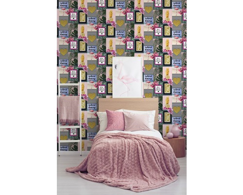 Chambre avec papier peint à motifs, lit et décorations pour une ambiance lumineuse