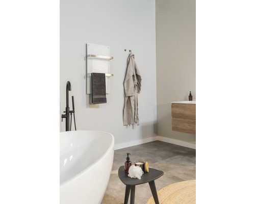 Badezimmer mit Badewanne, Waschtisch und Handtuchwärmer