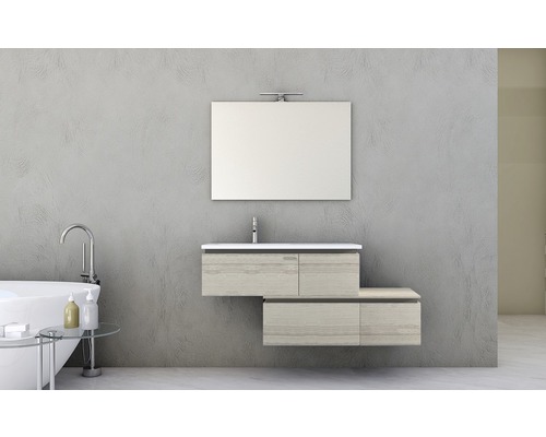 Salle de bain moderne avec meuble-lavabo, miroir et baignoire