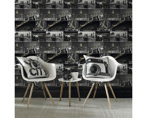 Wohnraum mit New York Skyline Tapete, zwei Stühlen und einem kleinen Tisch.