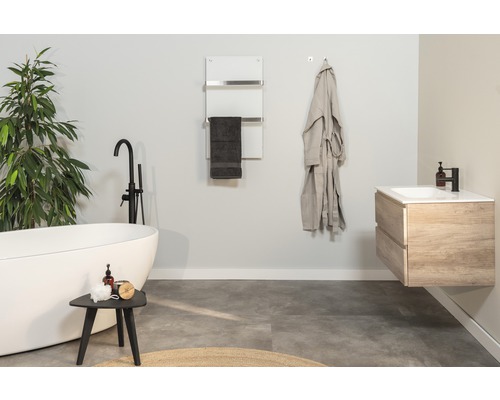 Modernes Badezimmer mit freistehender Badewanne, Waschtisch, Handtuchwärmer und Bademantel