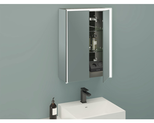 Salle de bains avec armoire de toilette, lavabo et robinet