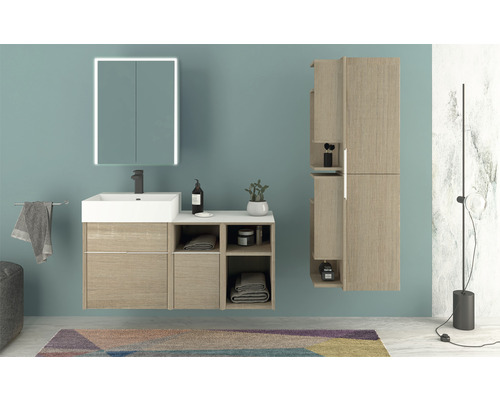 Salle de bains avec meuble-lavabo, armoire de toilette éclairée et armoire haute