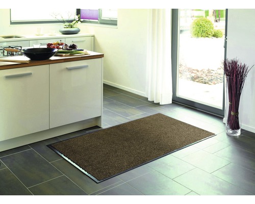 Schmutzfangmatte im Küchenbereich auf Fliesenboden